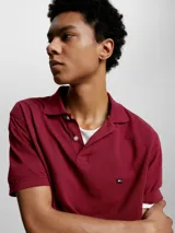 Chomba de piqué de algodón de corte regular, con cuello y cartera de dos botones, presenta el logo bordado de Tommy Hilfiger en el pecho.