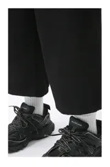 Bermuda de jean negra, corte ancho y largo hasta la mitad de la pantorrilla (3/4).