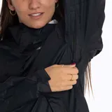 Campera impermeable Merrell Fallon color coral con capucha ajustable, cierre frontal con cremallera bidireccional, dos bolsillos con broche y puños ajustables con velcro.