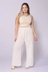 Pantalón palazzo color verde oliva, de tiro alto, con cintura elastizada y lazo ajustable.