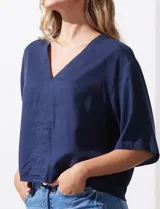 Blusa marrón de lyocell con escote en V y mangas cortas.
