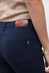 Pantalón recto de vestir color azul marino.