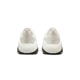 Championes Nike Bella 7 color negro con detalles en blanco, diseñados para entrenamiento, con capellada de malla elástica y transpirable, tecnología Air Zoom en el talón y suela de goma.
