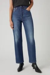 Pantalón de jean azul de corte recto, tiro alto y largo al tobillo.