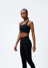 Top deportivo negro con breteles anchos y espalda deportiva.