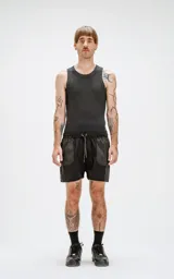 Short de baño negro con cintura elástica, cordón de ajuste, cuatro bolsillos y calce regular.