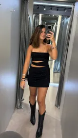 Minivestido strapless negro con brillos, corte ajustado y falda recta.