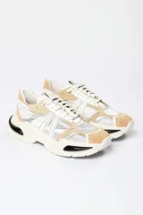 Zapatillas deportivas de malla blanca con superposiciones de cuero color beige y verde. Suela gruesa de goma color hueso.