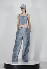 Pantalón cargo de denim liviano con estampado de leopardo en tonos celeste y gris, calce holgado, bolsillos utilitarios y cintura fruncida.