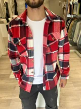 Sobrecamisa de paño a cuadros rojos, blancos y azules con botones de madera.