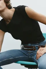 Camiseta rosa de rib con cuello barco y mangas cortas.