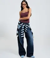 Body femenino de microfibra seamless, color blanco, con escote diferenciado y breteles finos. Presenta una textura sutil en el tejido.