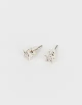 Par de aros pasantes con forma de estrella, con incrustaciones de strass y baño plateado.