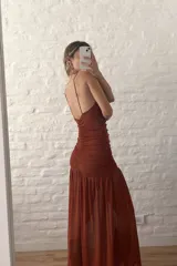 Vestido largo color terracota, con escote en V y breteles finos.