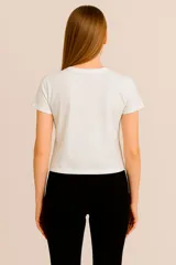 Remera gris con estampado de una estrella con animal print.