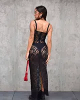 Vestido largo de encaje negro con breteles finos y forro interno tipo body.