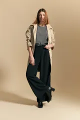 Pantalón ancho negro de silueta moderna y calce cómodo, con cordones ajustables en la cintura.