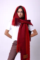 Bufanda larga tejida en telar con lana merino, con diseño a rayas verticales en tonos marrón, beige y rojo.