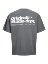 Camiseta gris de manga corta y cuello redondo con logo pequeño estampado en el pecho.