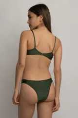 Top de bikini verde militar con escote recto, breteles finos regulables y broche metálico en la espalda.