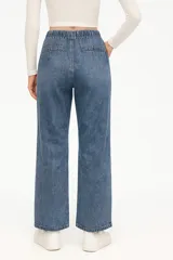 Pantalón de jean azul de corte ancho, con cintura elástica ajustable con cordón.