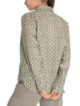 Camisa de manga larga con cuello clásico y cierre frontal con botones. Estampado con motivos marinos en tonos beige y marrón.