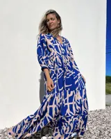 Vestido largo con estampado abstracto en azul y crudo, con escote en V y mangas 3/4.