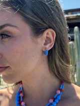 Aros de acero quirúrgico con mostacillas negras enroscadas.