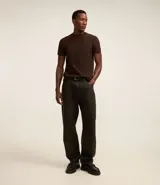 Remera de manga corta color marrón, con cuello redondo y textura acanalada vertical. Confeccionada en viscosa y poliamida.