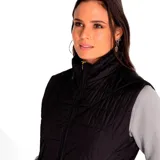 Chaleco negro acolchado con cierre frontal y bolsillos laterales con cierre. Diseño con patrón de rombos.