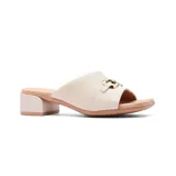 Sandalias de cuero color beige con taco bajo cuadrado y detalle de hebilla dorada.