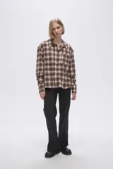 Camisa a cuadros marrón y beige de manga larga con cuello clásico y bolsillo en el pecho.