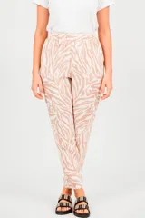 Pantalón de tiro alto con elástico en la cintura y estampado de cebra en tonos beige y blanco.