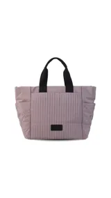 Cartera negra tipo tote bag con diseño capitoneado, doble asa corta y correa larga ajustable. Incluye bolsillos laterales y bolsillo frontal amplio.
