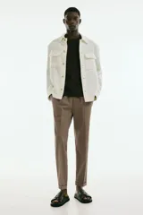 Pantalón de vestir color beige, de corte slim fit, con cintura elástica y cordón ajustable.