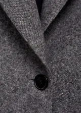Blazer gris jaspeado de corte recto, con cuello de pico con solapa, cierre de botón en la parte delantera, manga larga con puños abotonados, hombreras, forro interior y bolsillos de ribete en el pecho y de solapa en la parte delantera.