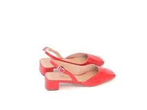 Zapato slingback color rojo charol, con punta cuadrada, escote en V y pulsera trasera con elástico. Taco bajo cuadrado forrado en cuero.
