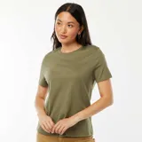 Camiseta verde de manga corta y cuello redondo.