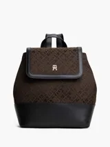 Mochila Tommy Hilfiger confeccionada en tejido jacquard con el monograma de la marca. Tiene asa superior, correas ajustables, cierre de solapa, compartimento principal y detalles distintivos de Tommy Hilfiger.