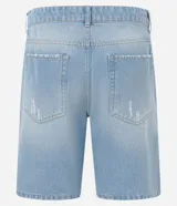 Bermuda de jean celeste con roturas y terminación desflecada.