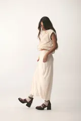 Zapato de tacón negro de cuero y gamuza, con pulsera al tobillo con apliques metálicos y plataforma con suela track.