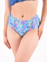 Bombacha de bikini de tiro alto con estampado de hojas de palmera en tonos rosa, amarillo y verde sobre fondo celeste.
