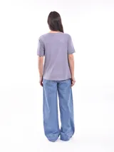 Remera gris de corte recto y mangas cortas.