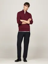 Sweater de punto color borgoña con cuello perkins y cierre de cremallera de un cuarto. Logo de Tommy Hilfiger bordado en el pecho. Confeccionado en algodón.