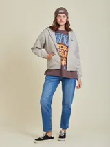 Remera marrón de algodón con estampa centrada en el pecho con el logo de la marca Rusty en celeste y naranja.