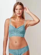 Soutien bralette de encaje floral en color negro, con tirantes ajustables y cierre trasero de tres posiciones, de la marca Montelle.
