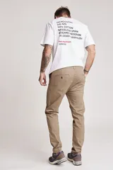 Pantalón chino color beige, de corte recto y tiro medio, con bolsillos laterales y traseros.