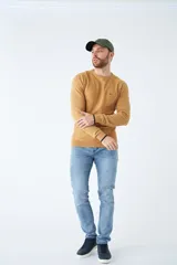 Sweater negro de algodón con cuello redondo y logo bordado en el pecho.