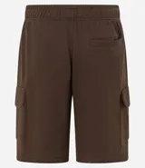 Bermuda masculina color marrón oscuro, confeccionada en tela French Terry, con cintura elástica y cordón de ajuste. Presenta bolsillos cargo funcionales a los lados.
