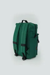 Mochila de color verde oscuro, con compartimentos múltiples y diseño funcional.